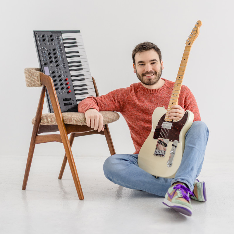 Sebi Siebenschläfer mit E-Gitarre und Synthesizer